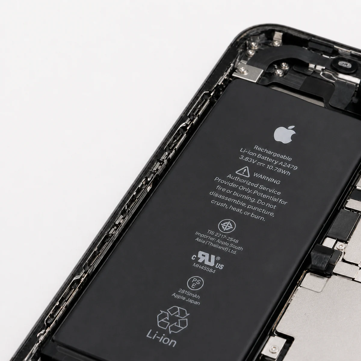 Intérieur d'un iPhone ouvert, avec la batterie visible